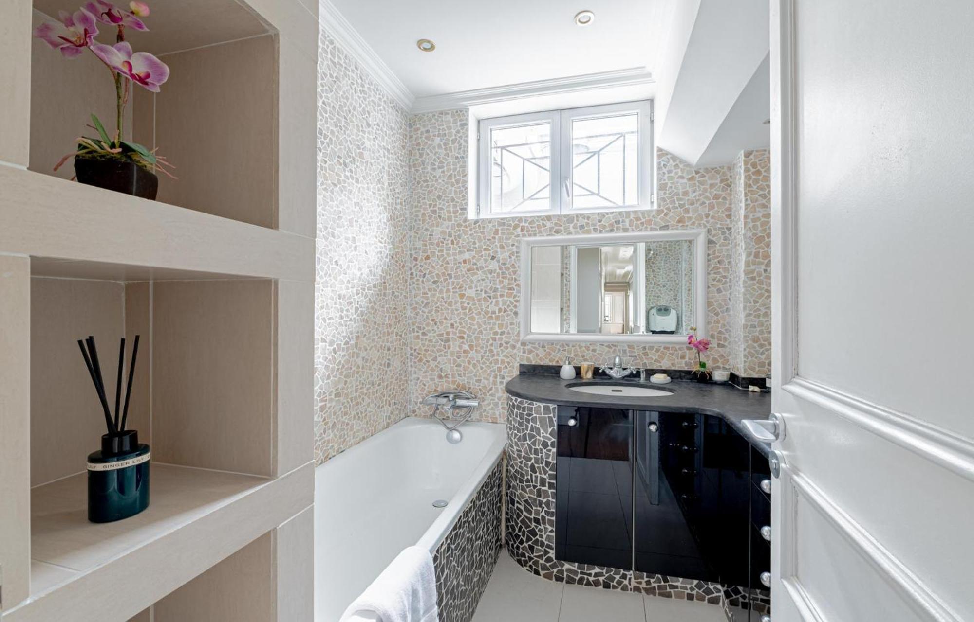 Appartement Parisian Elegance 2bedr In The 16th *